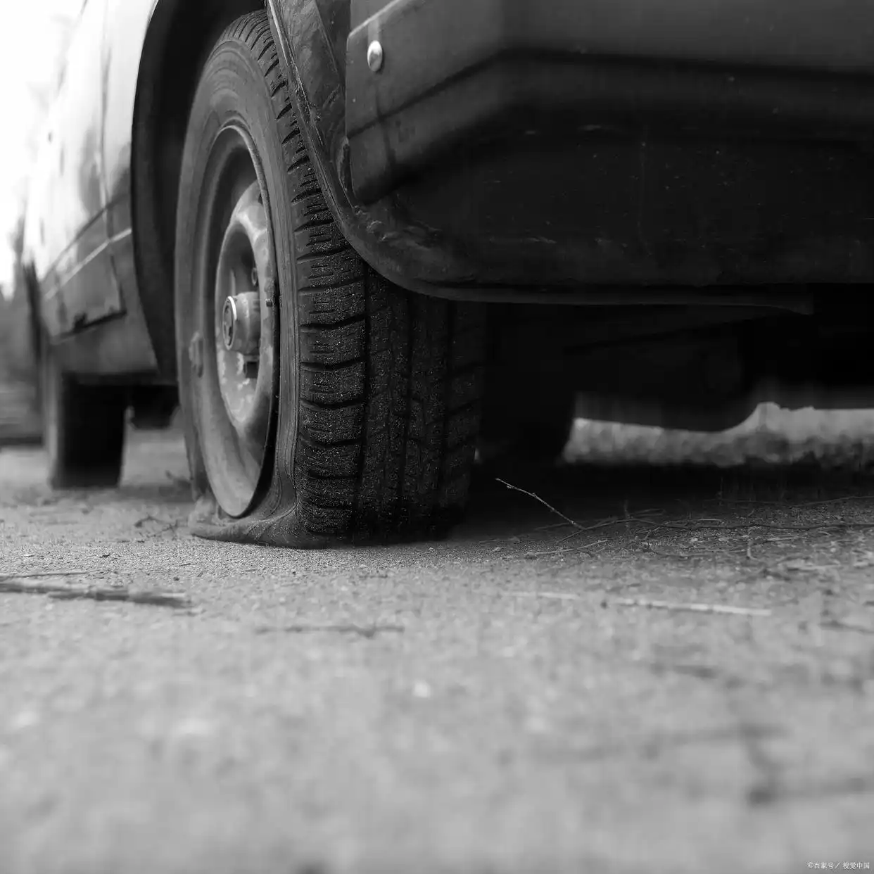 高速公路车辆爆胎_车在高速公路爆胎_公路高速爆胎车视频