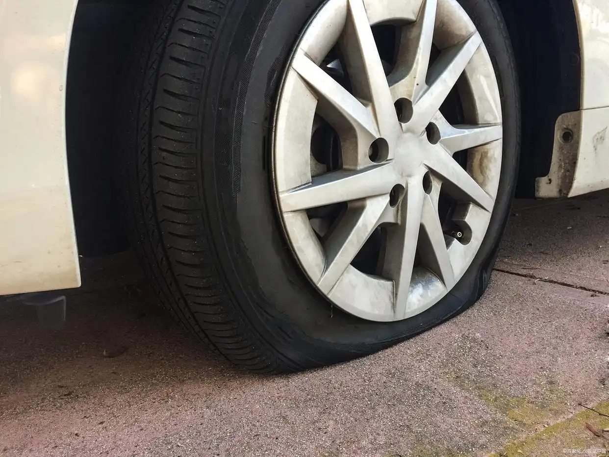 公路高速爆胎车视频_高速公路车辆爆胎_车在高速公路爆胎